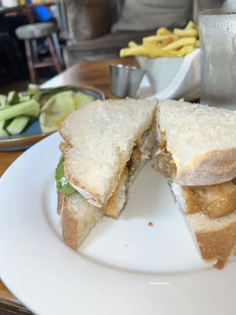 M LEIGH_The Greyhound_Carshalton_review