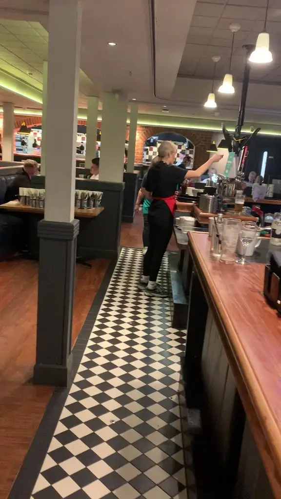 Frankie & Benny's - East Midlands Airport_Castle Donington_slider_image_2