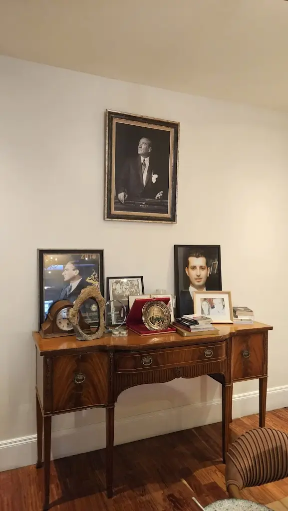 Mert Acar_Hazev_Canary Wharf_recensione