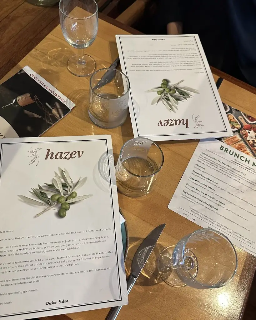 Mike Jimmy_Hazev_Canary Wharf_recensione