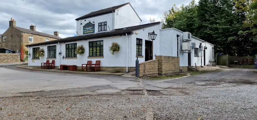 R J_The Hanging Gate_Chapel en le Frith_reseña