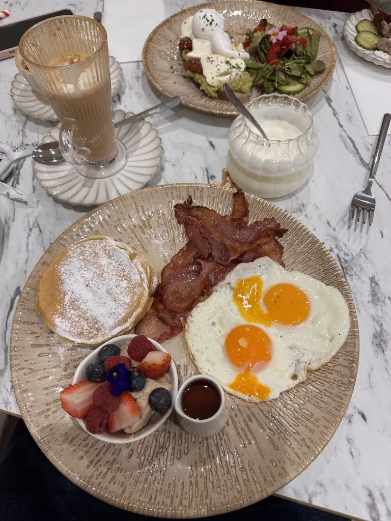 Michael Johnson (Mike FPE)_Muna Cafe & Bistro_Chalfont Saint Peter_review