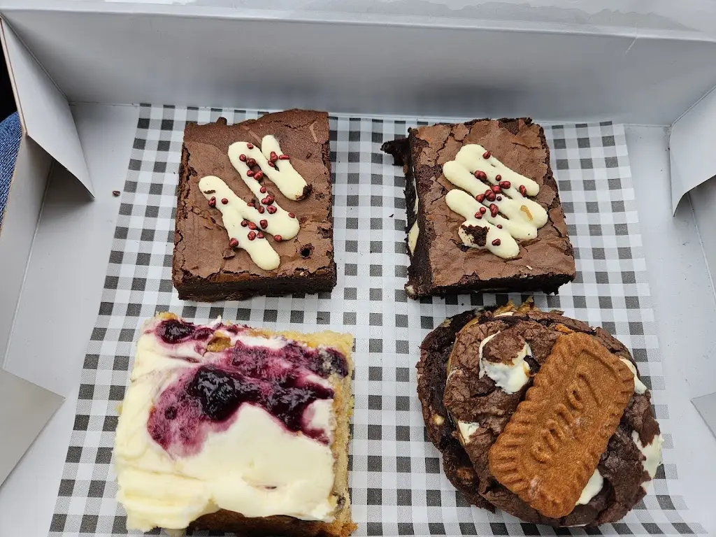 Paul Denning_Vintage Birdcage Cakery on the Bridge_Charfield_review