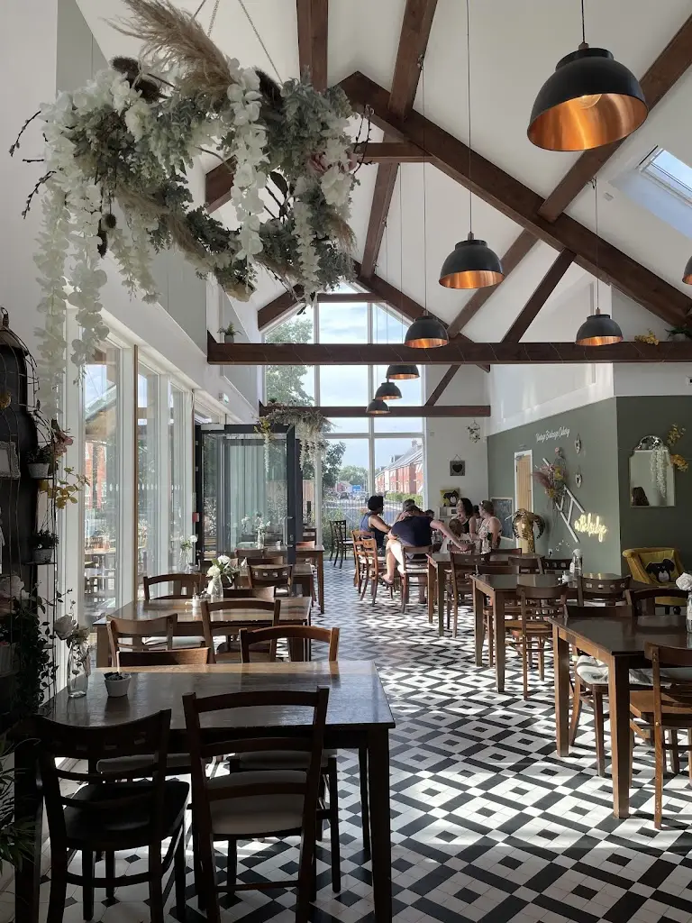 Vintage Birdcage Cakery on the Bridge restaurante en Charfield