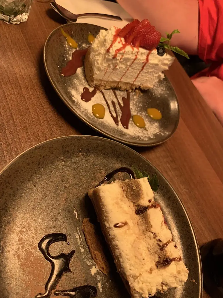 Debora Figueiredo_Della Casa_Charfield_review