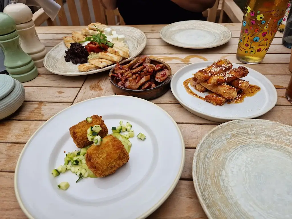 Ian Nicolle_The Bull Inn, Sonning-on-Thames_Charvil_recensione