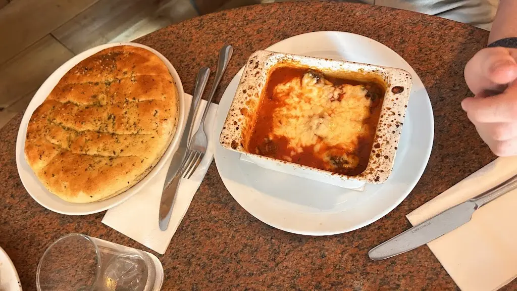 Viv Float_La Fontana Restaurant & Wine Bar_Charvil_review