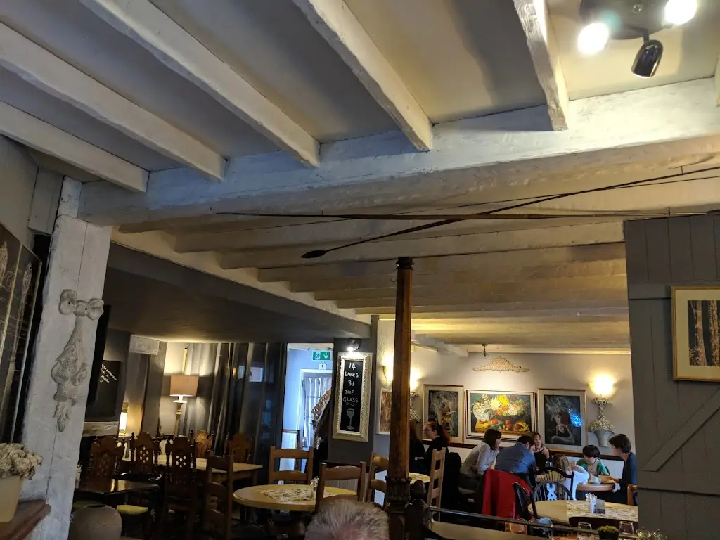 Lydia Caiafa_Burattas_Charvil_reseña