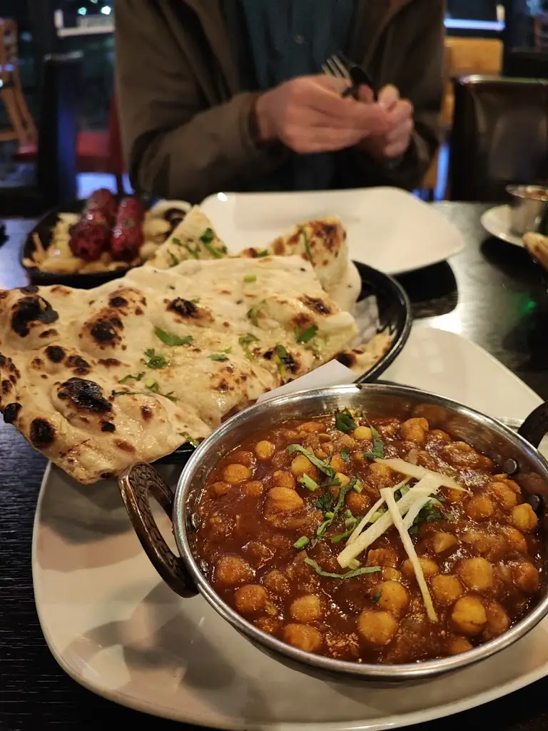 Anca Damian_rumours bar and grill_Chelmsley Wood_reseña