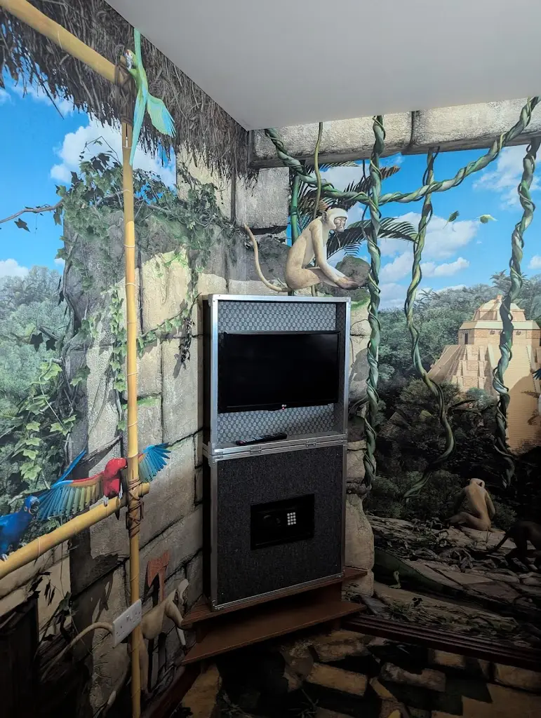 Derek Mcculloch_Chessington Azteca Hotel_Chessington_review