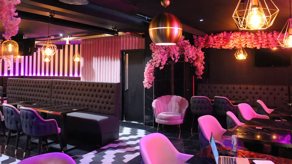 Blossom Lounge_Cheshunt_slider_image_1