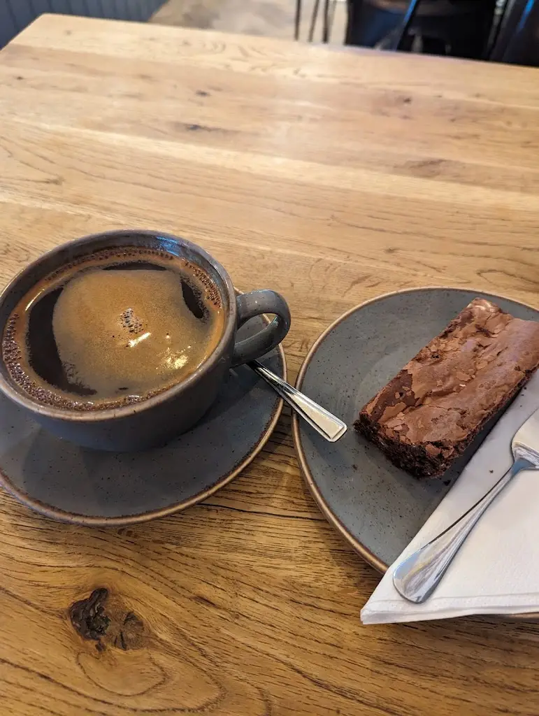 Richard Coleman_Elliott's on the Green coffee shop_Chiddingfold_review