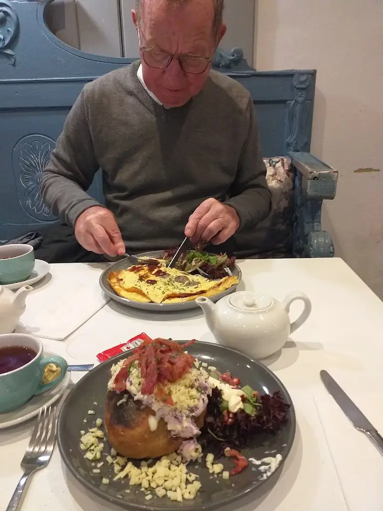 Carole Longman_'Ohanas Cafe Bistro_Chertsey_review