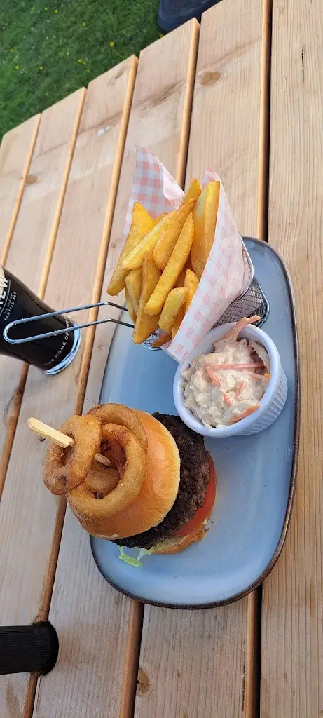 literally lena_The Woodman_Chipping Ongar_review