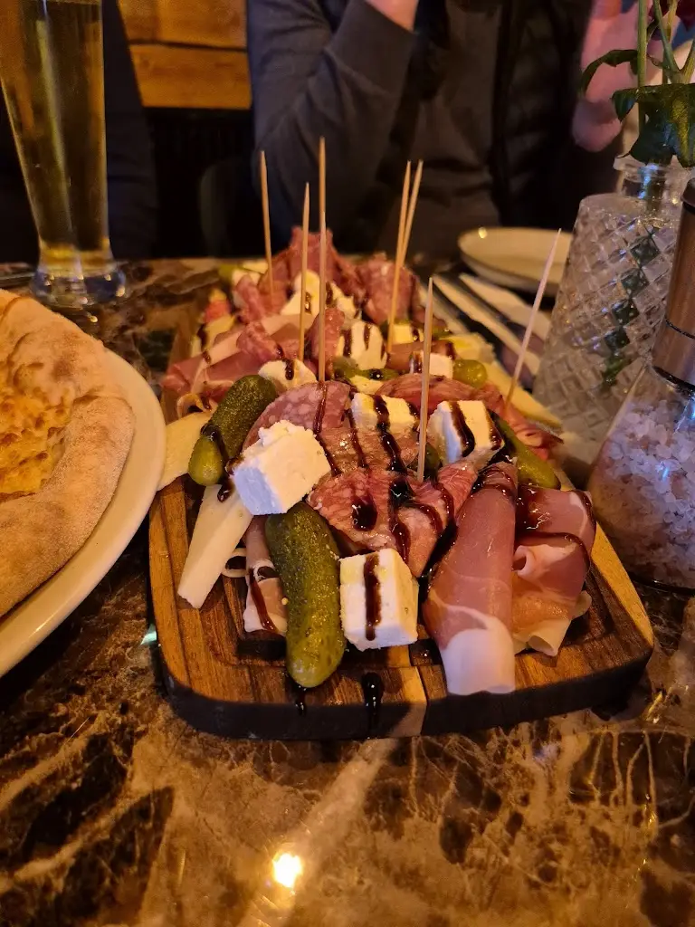 Alexander Kertolli_La Vecchia Orsa_Chippenham_review