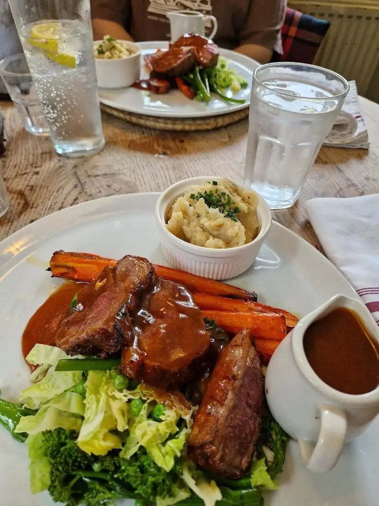 Azi Aghevli_The Four Horseshoes_Chobham_review