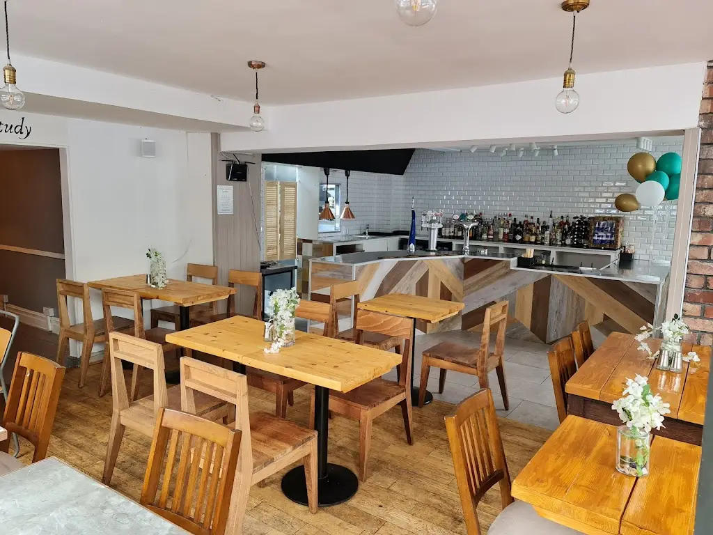 Miss Dee's Evoden Bar & Kitchen_Chorlton_slider_image_1