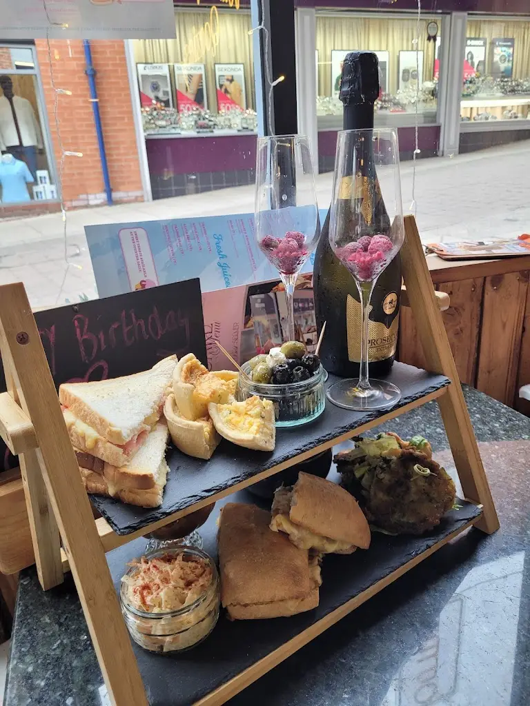 Kady Bannister_Qoozies_Chesterfield_review