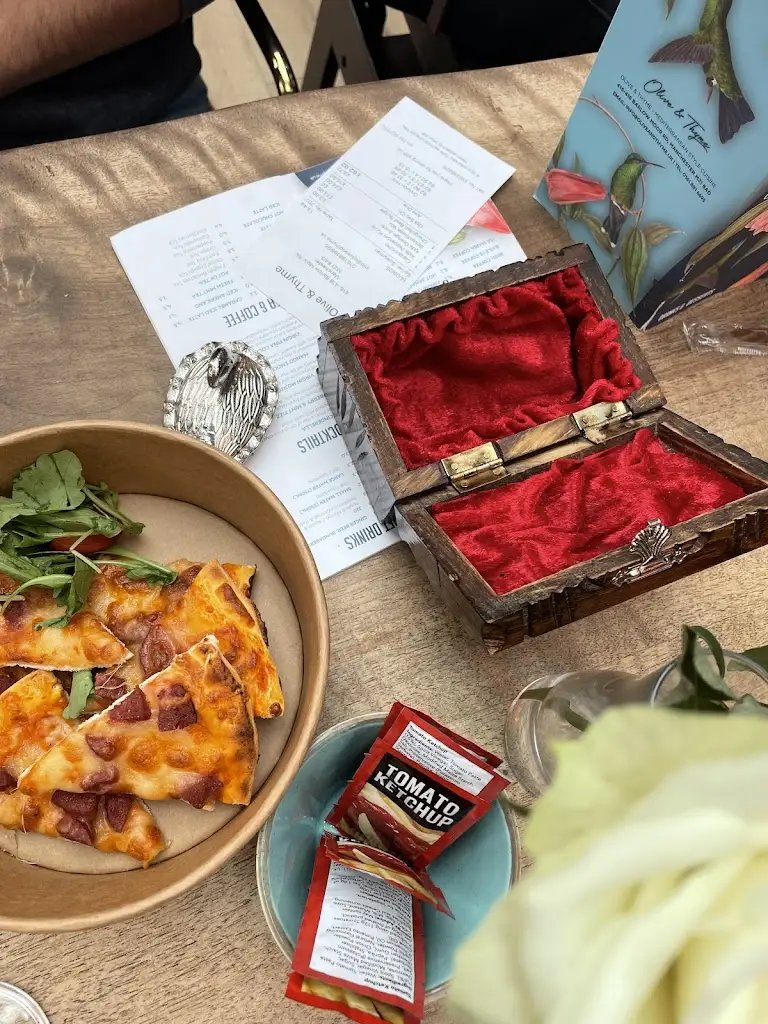 Rabeea Mughees_Olive & Thyme_Chorlton cum Hardy_reseña