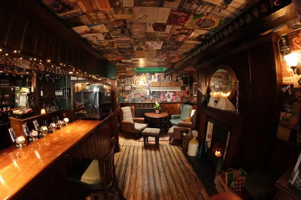 The Queen's Head restaurant in Churt