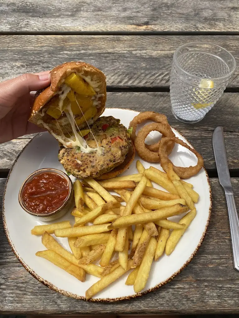 Poppy Haskell_Ball & Wicket_Churt_review