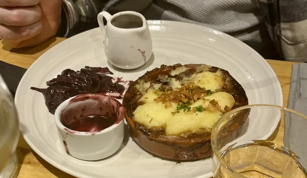 Rachel Harrison_Toms Table_Clitheroe_recensione