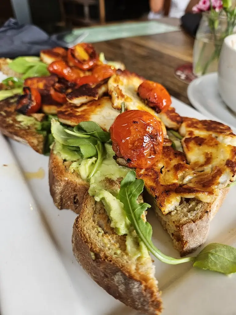 Oanh Tran_No.4 Licensed Coffee House_Clowne_review