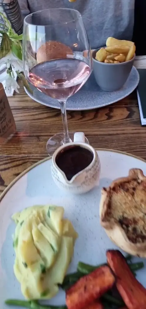 The Fishers Pond_Colden Common_slider_image_2