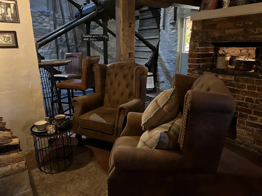 The House_Rising Sun Colden Common_Colden Common_review