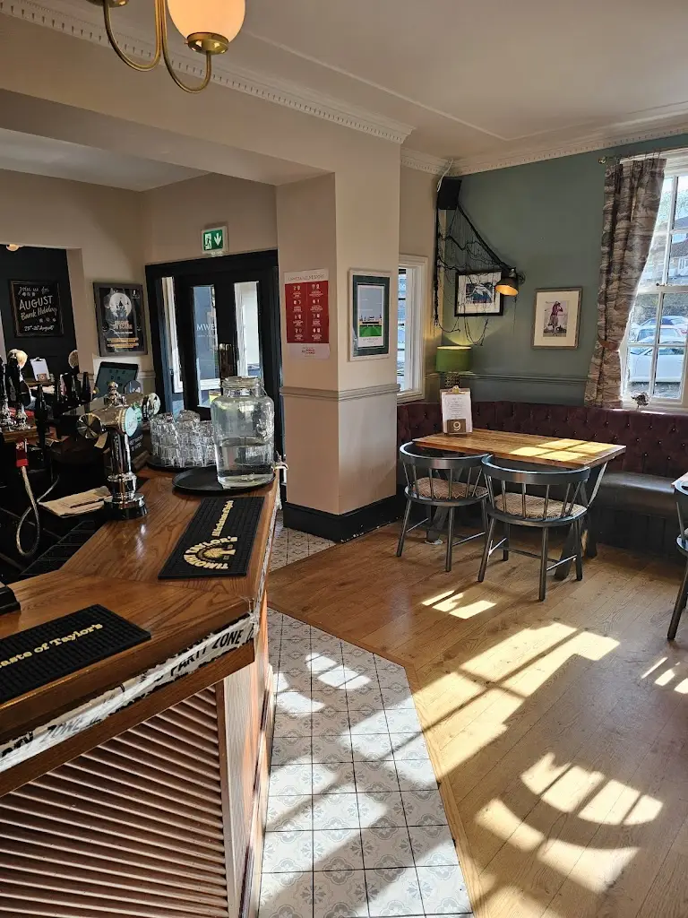 Malcolm Hinton_Cromwell's Collingham_Collingham_reseña