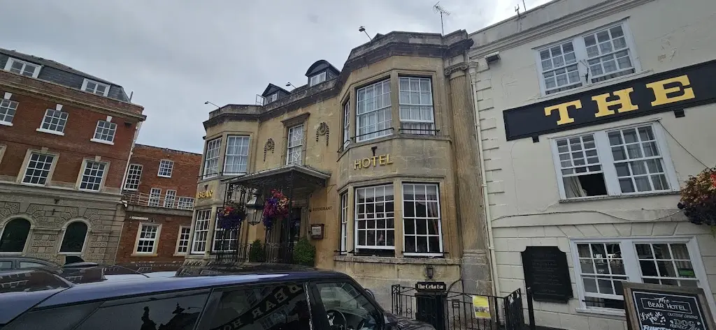 Tim Tomlinson_The Bear Hotel_Collingbourne Kingston_review