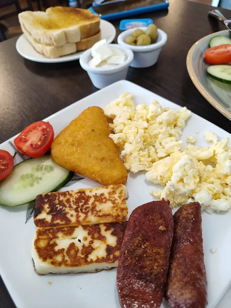 Христина Йовчева_Dream Café_Collier Row_review