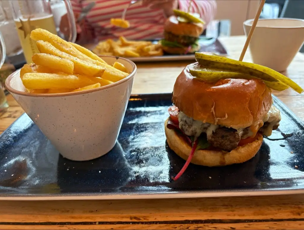 Gary Winslow_WHITES AT OAKEDGE_Colwich_review