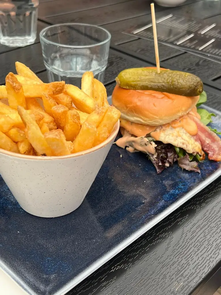 Steven Au_WHITES AT OAKEDGE_Colwich_review