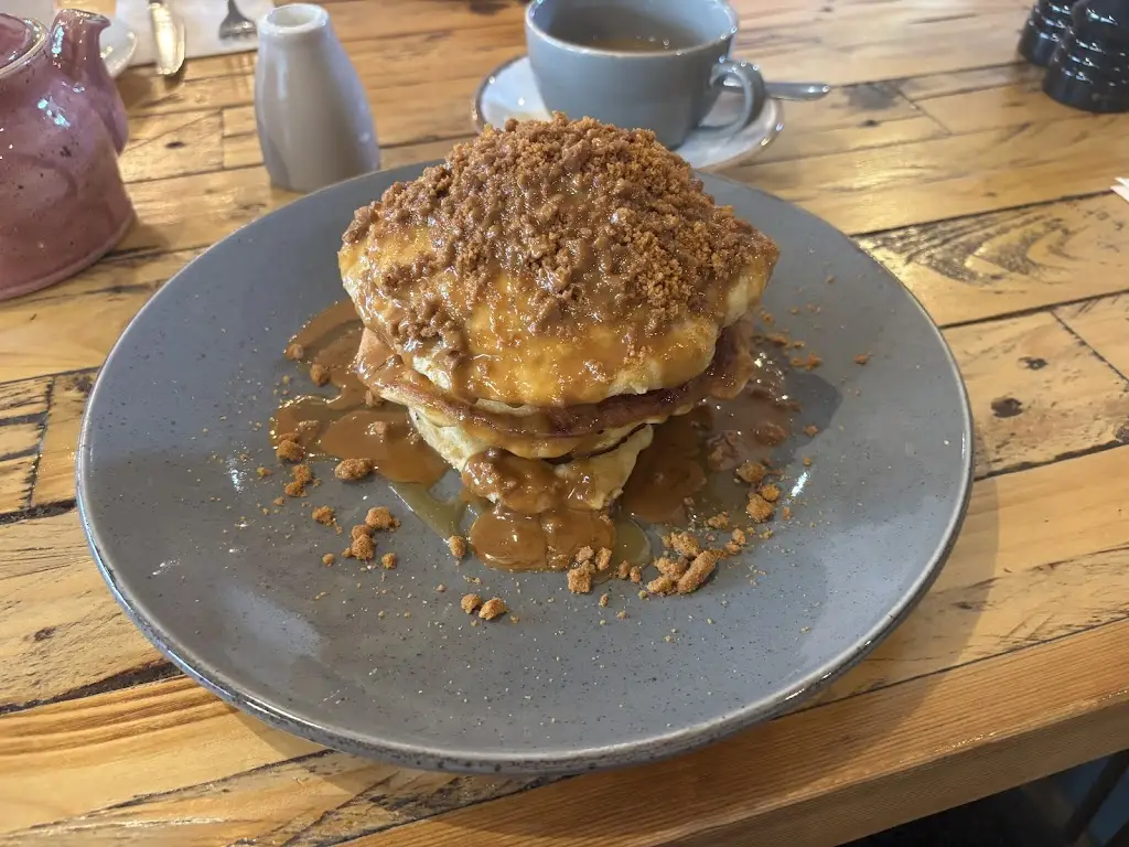 Louise Jackson_WHITES AT OAKEDGE_Colwich_review