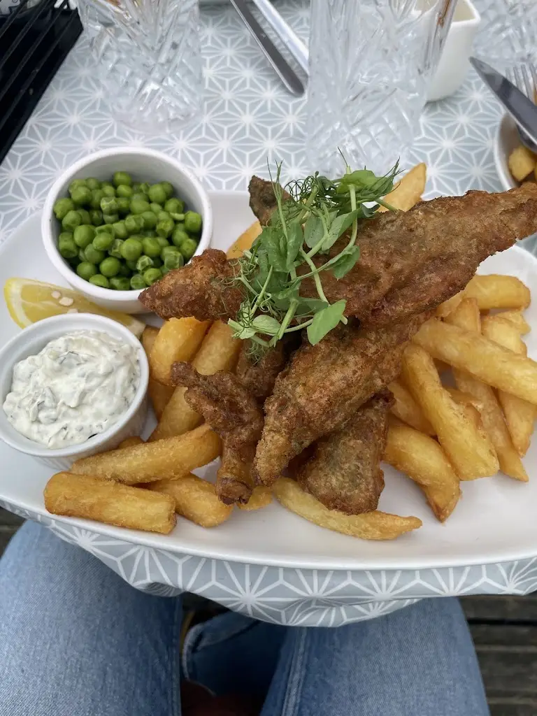 Hannah Clague_The Glass Box_Clevedon_review