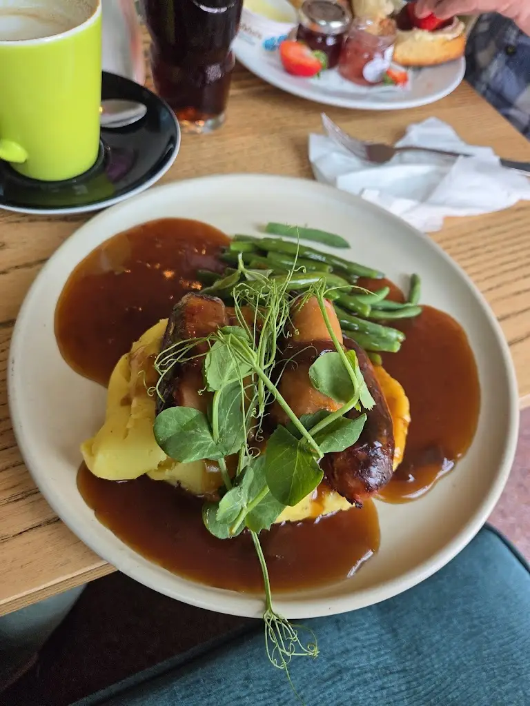 Ben Saunders_Tiffin at the Beach_Clevedon_review