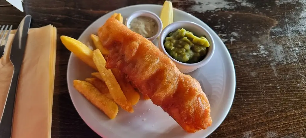 E Chivers_The Moon & Sixpence_Clevedon_review