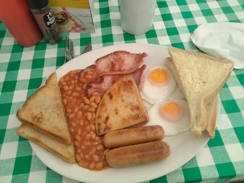 Giles Batchelor_The Hungry Hossee Est 2005_Corby_review