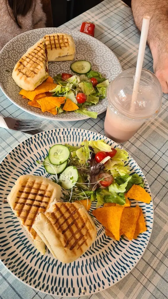 ATE A's VLOG_Ashtons Coffee Lounge_Copplestone_review