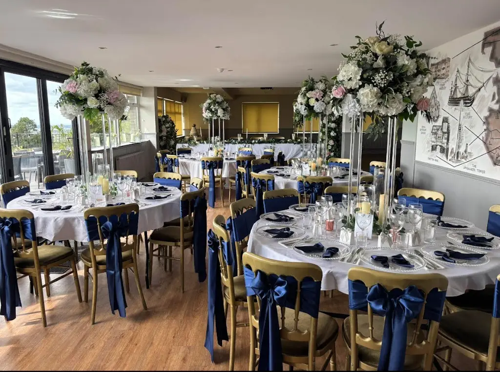 Samantha Mundy_The Churchillian Cosham_Cosham_review