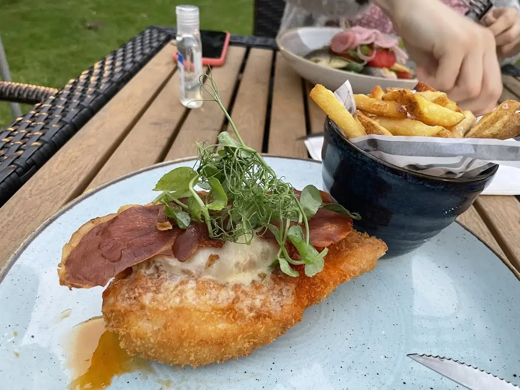 The Tudor Rose_Coulsdon_slider_image_3