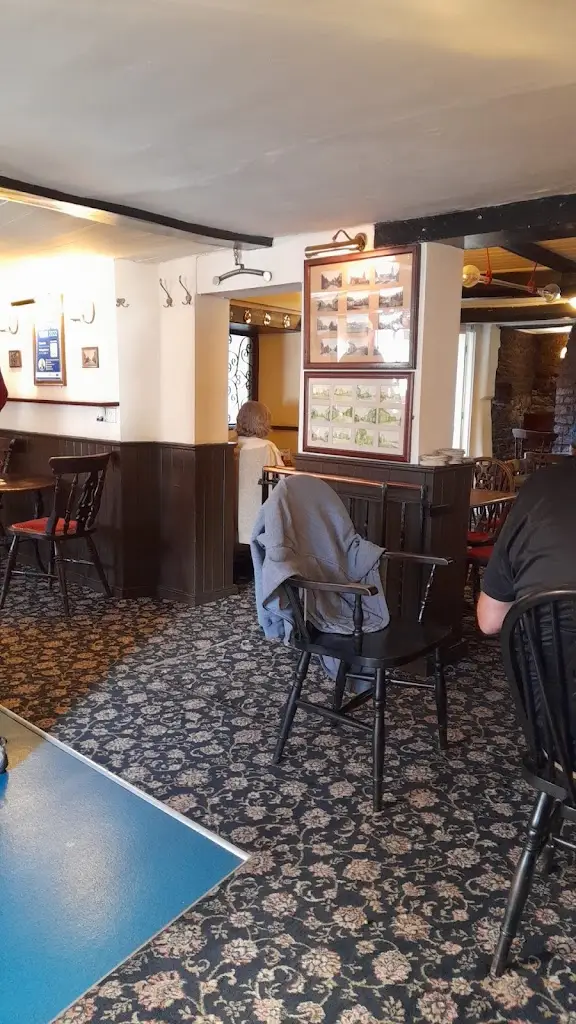 Charlie Neve_The Red Lion Inn_Crick_review