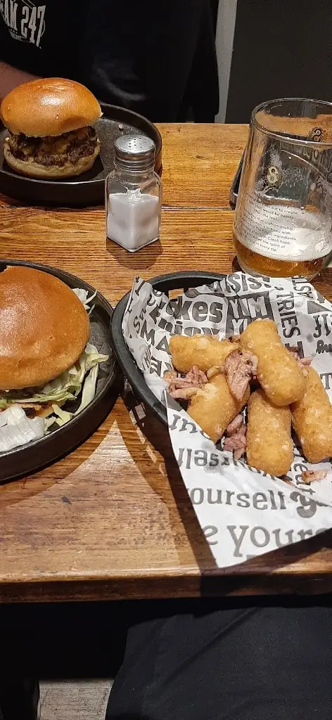 Jonathan Bebb_CECE'S Bar & Grill_Cranwell_review