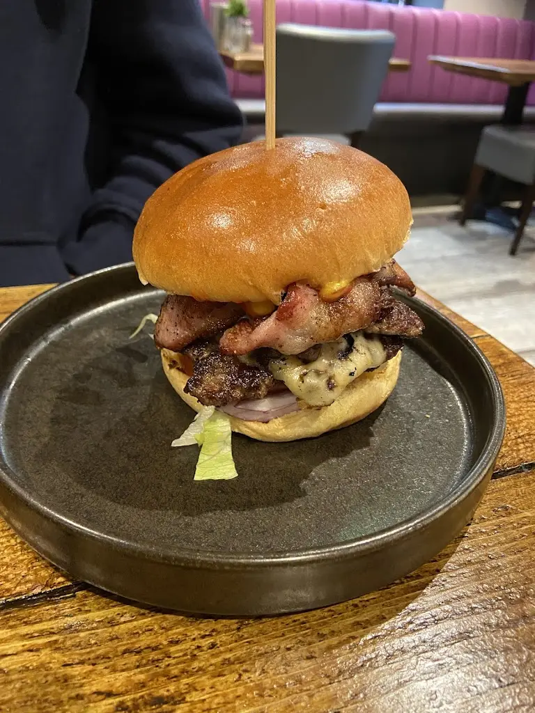 CECE'S Bar & Grill_Cranwell_slider_image_3