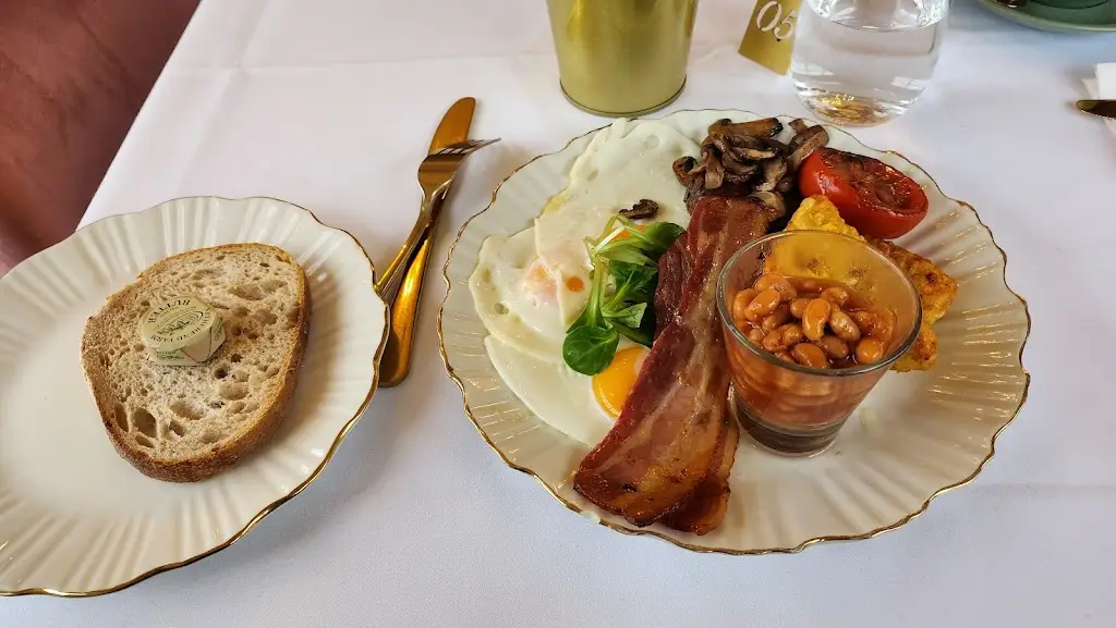 TX10 T_Joanna's Boutique Tearoom Cranleigh_Cranleigh_review