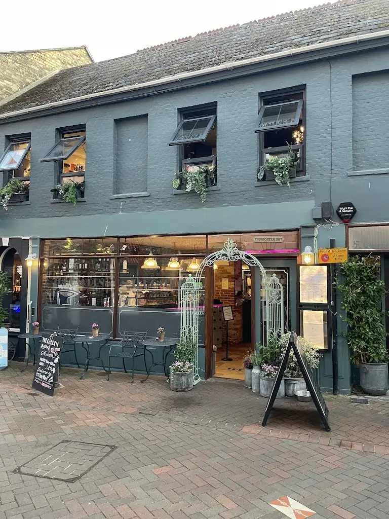 Chris Saunders_The Garden_Cowes_review