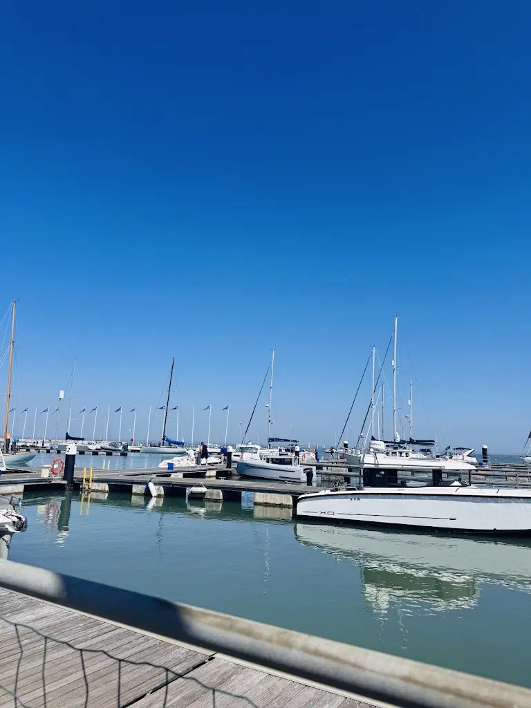 Issa Delos santos_Pontoon View Bar_Cowes_review