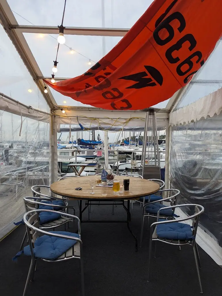 Pontoon View Bar restaurant in Cowes