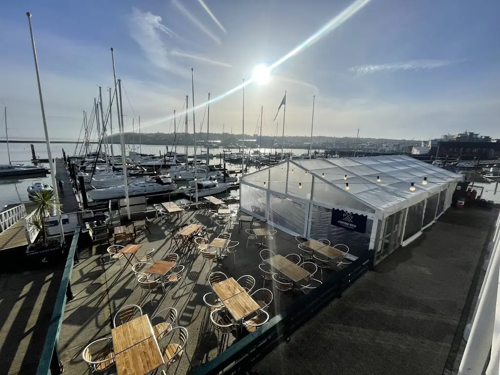 Pontoon View Bar_Cowes_slider_image_3